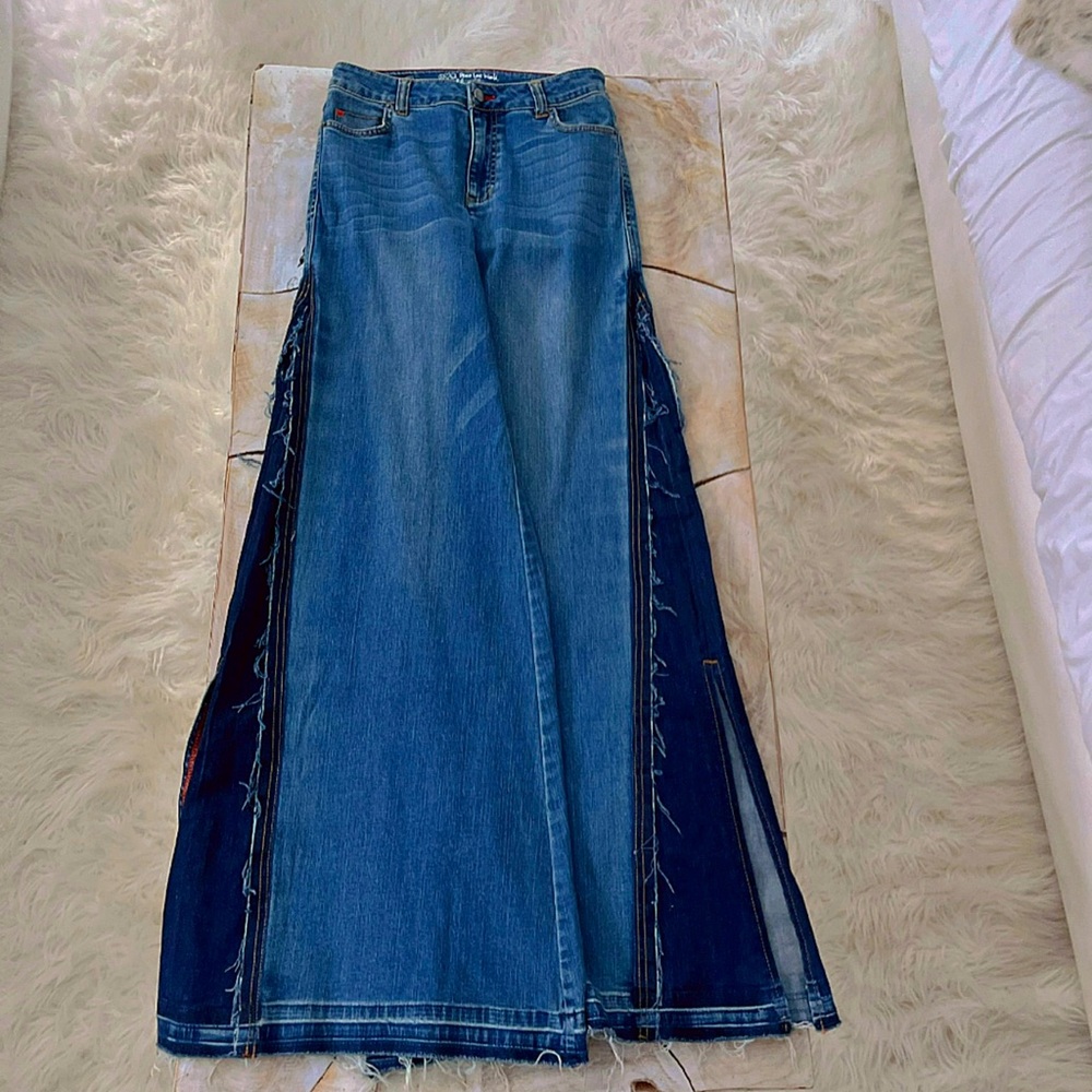 PEACE, LOVE, WORLD SUPER WIDE LEG JEANS WITH SPLIT SIDES MEDIUM WASH🩵